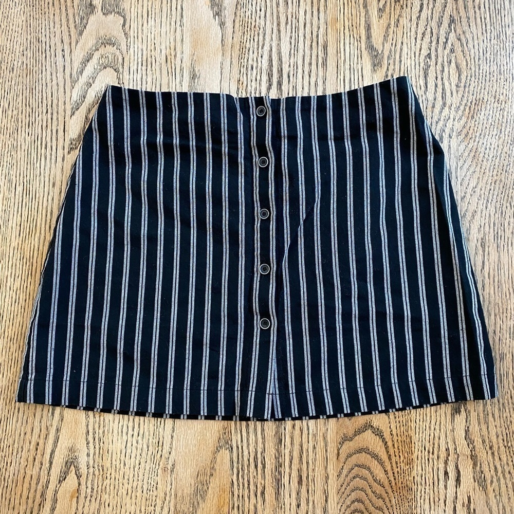 Ivy & Main Black White Vertical Stripe Button Front Mini Skirt Size S Retro Chic - Picture 2 of 7